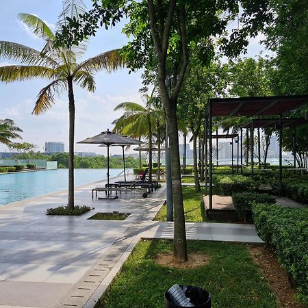 Апартаменты Retreat At Cybersquare Сайберджая Экстерьер фото