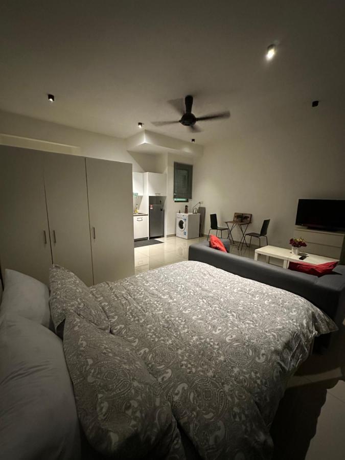 Апартаменты Retreat At Cybersquare Сайберджая Экстерьер фото